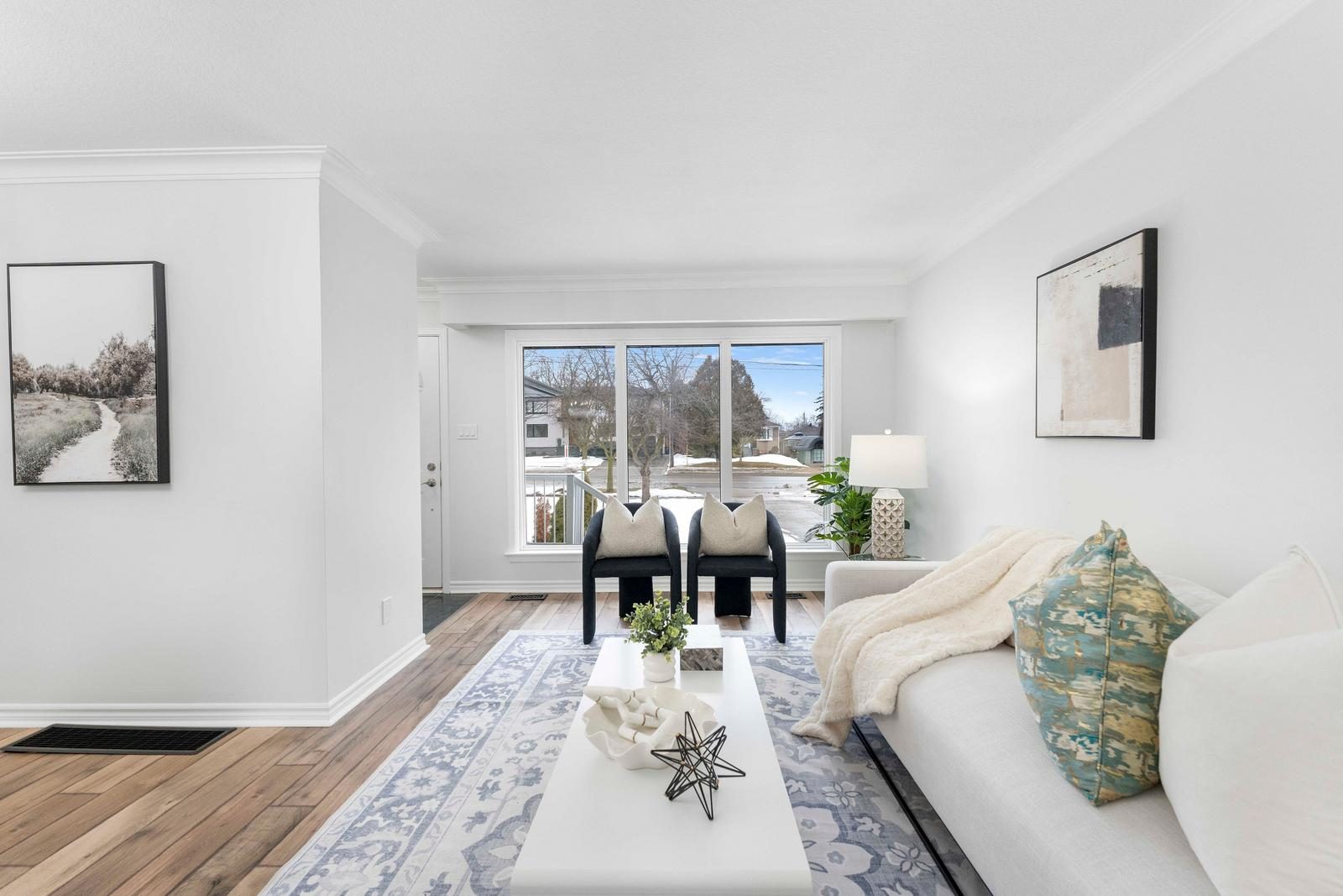 518 Third Line - Living Area