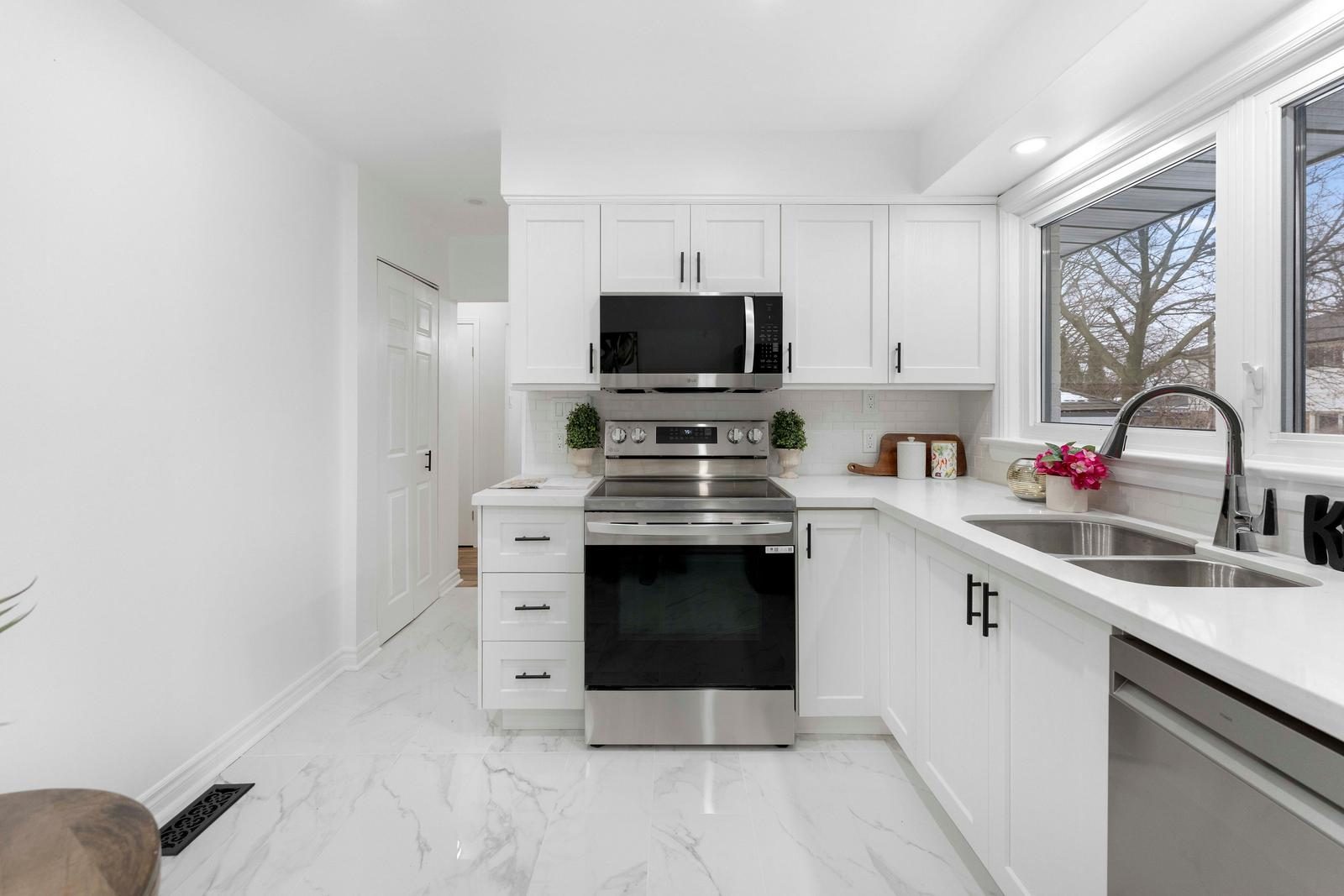 518 Third Line - Kitchen